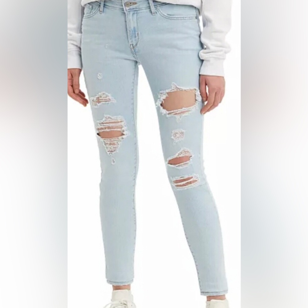 NEW Levi’s Light Blue Distressed Skinny Jeans. 16 medium
W33/L30. New.